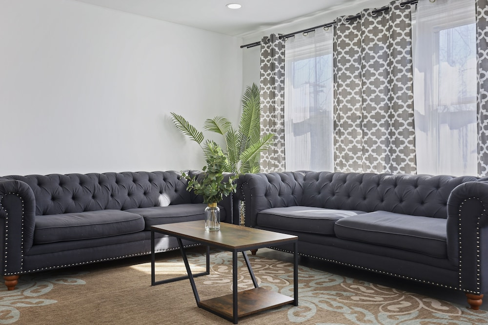 Modern Home Near Rosemont/allstate Arena O'hare 3 Bedroom Home