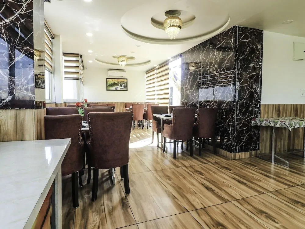 OYO 28722 The Prince Hotel