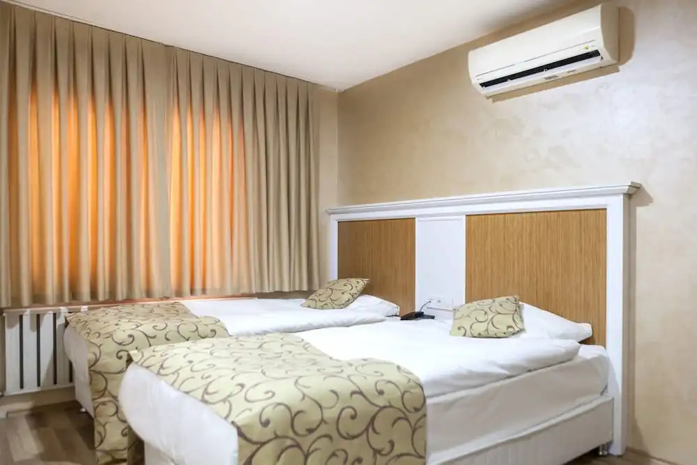 Lal Hotel