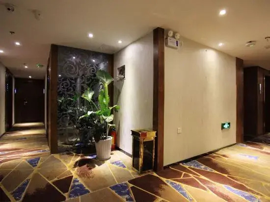 Chongqing Jinyue Bay Hotel（tushuguanditiezhanxinanyiyuandian）