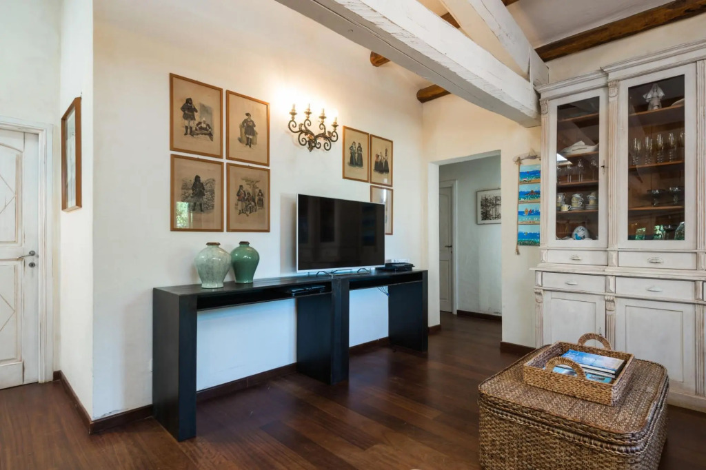 Exclusive villa with swimming pool and private park. The main part hosts 5 comfortable bedrooms (4 d-VILLA NINA