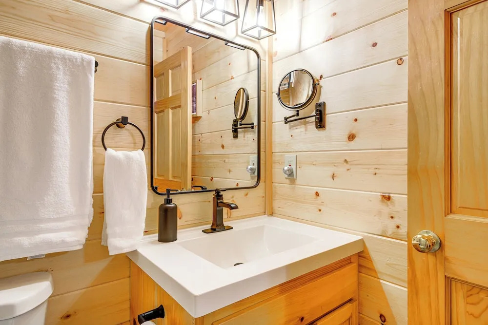 Cozy Sevierville Cabin w/ Hot Tub, Mountain Views!
