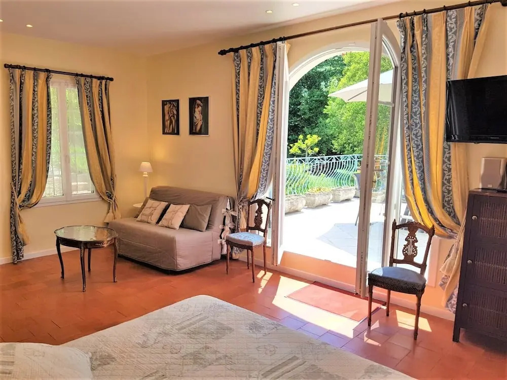 B&B with charm, quiet, kitchen, sw pool