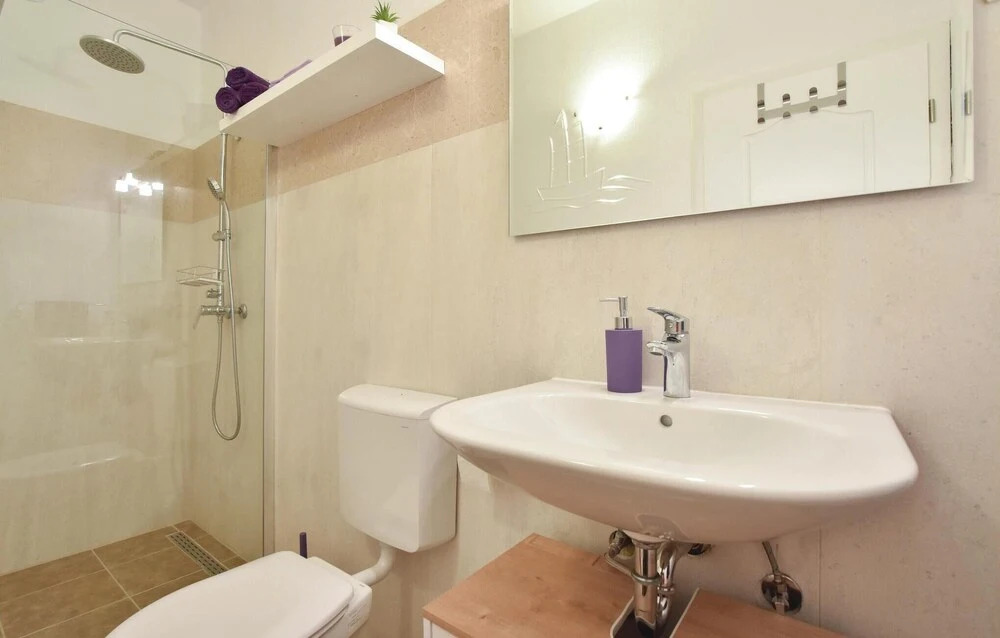 Three-Bedroom Holiday Home In Pucisca