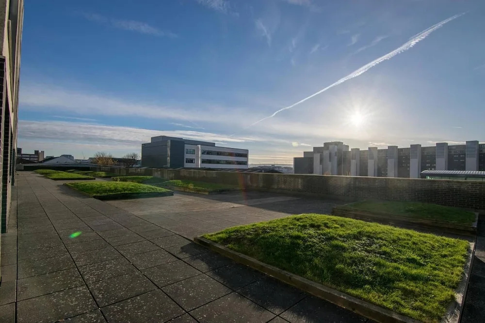 2 Bed Apartment near Hydro and SEC