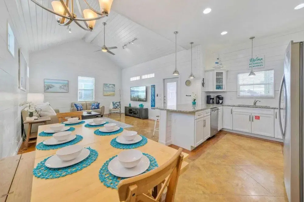 Shared Pool & Playground 2blocks to Town/eateries Pirate's Lair by Avantstay