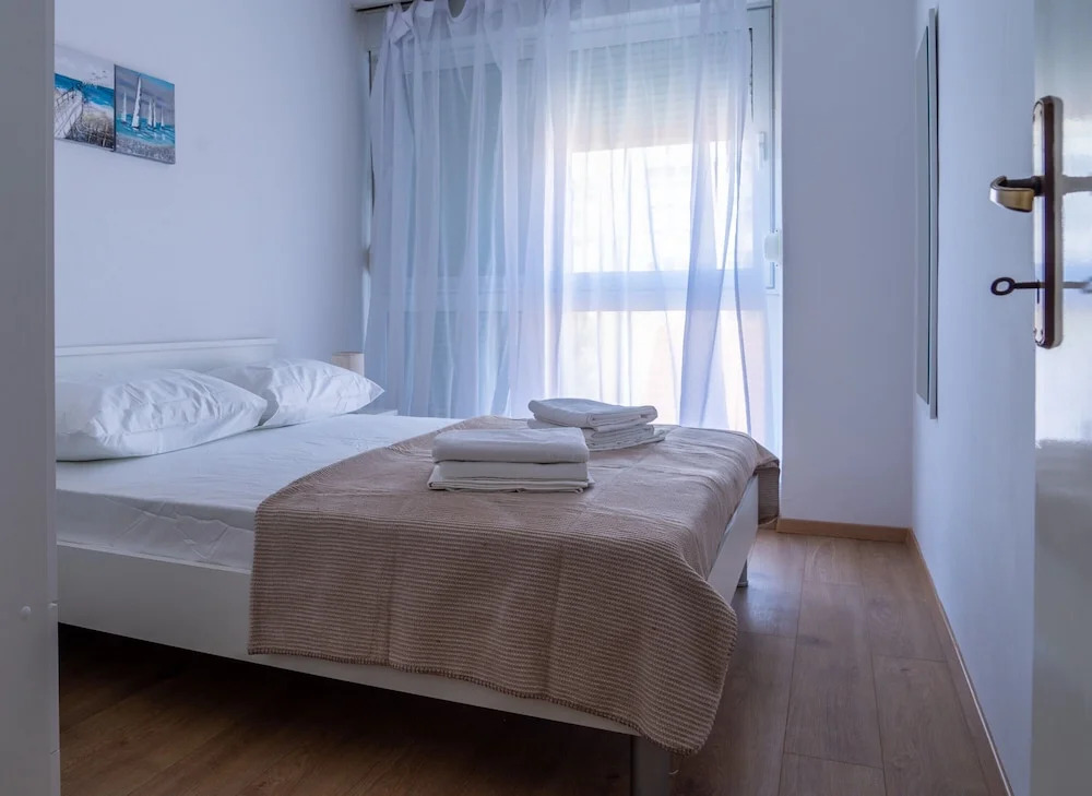 Spacious apt few min Walk to old Town and Beach