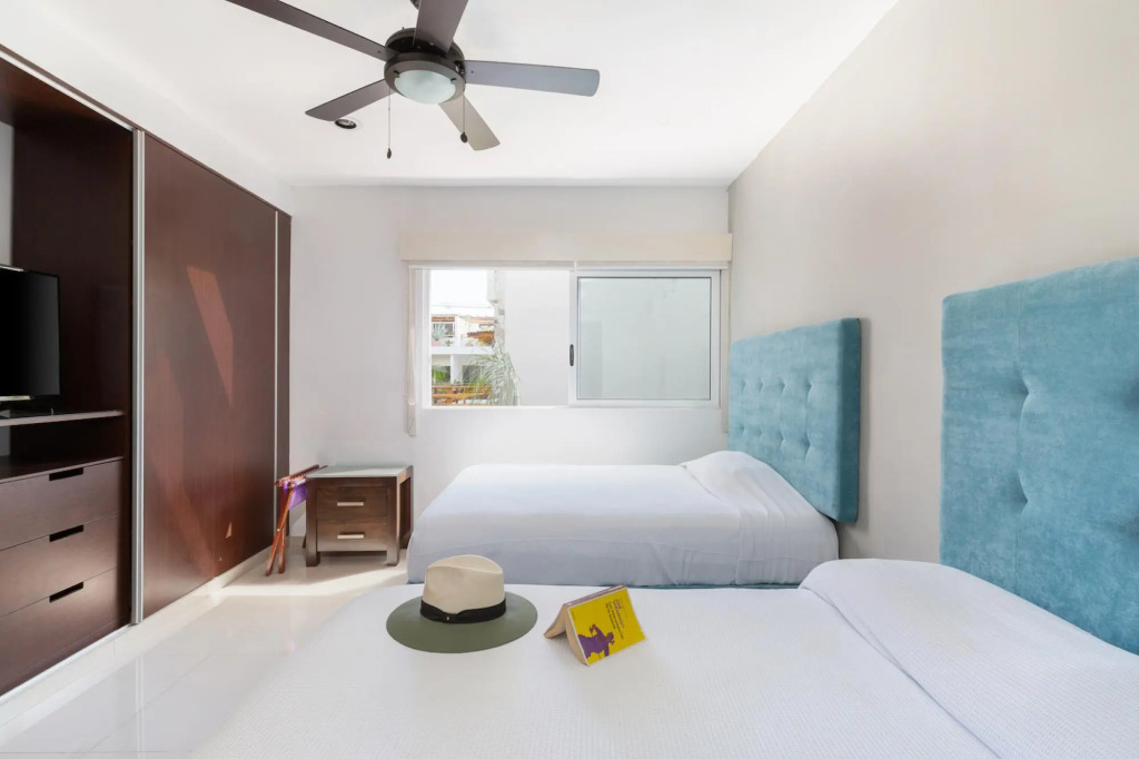 Exclusive 2 Level 3 BR Penthouse | Private Hot Tub & Roof | WiFi | Great Amenities & GYM