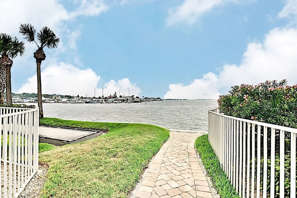 Updated Bayside Getaway: Pool, Hot Tub, Near Beach 1 Bedroom Condo