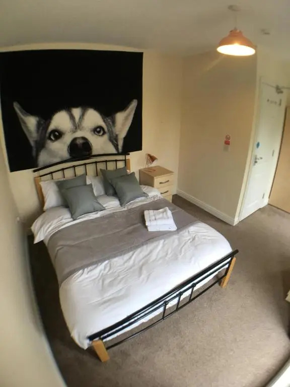 4 Bedrooms, 3 Bathrooms, Comfy beds, 5 Netflix TVs & VAN PARKING