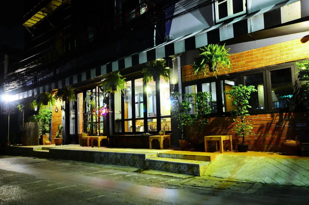 The neighbor hoot hostel & cafe
