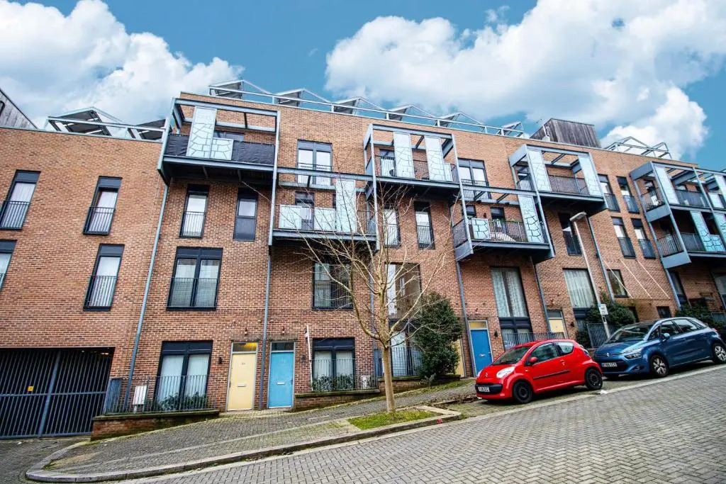 Large Modern Contractor House with Balcony & Private Parking - CMK by Comfy Workers