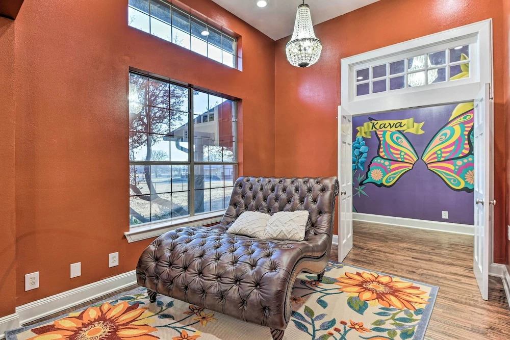 Private Pool Spacious and Vibrant Argyle Villa!
