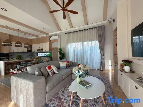 Single-family three-bedroom swimming pool villa