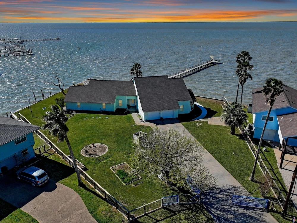 Baydream 4 Bedroom Home by RedAwning