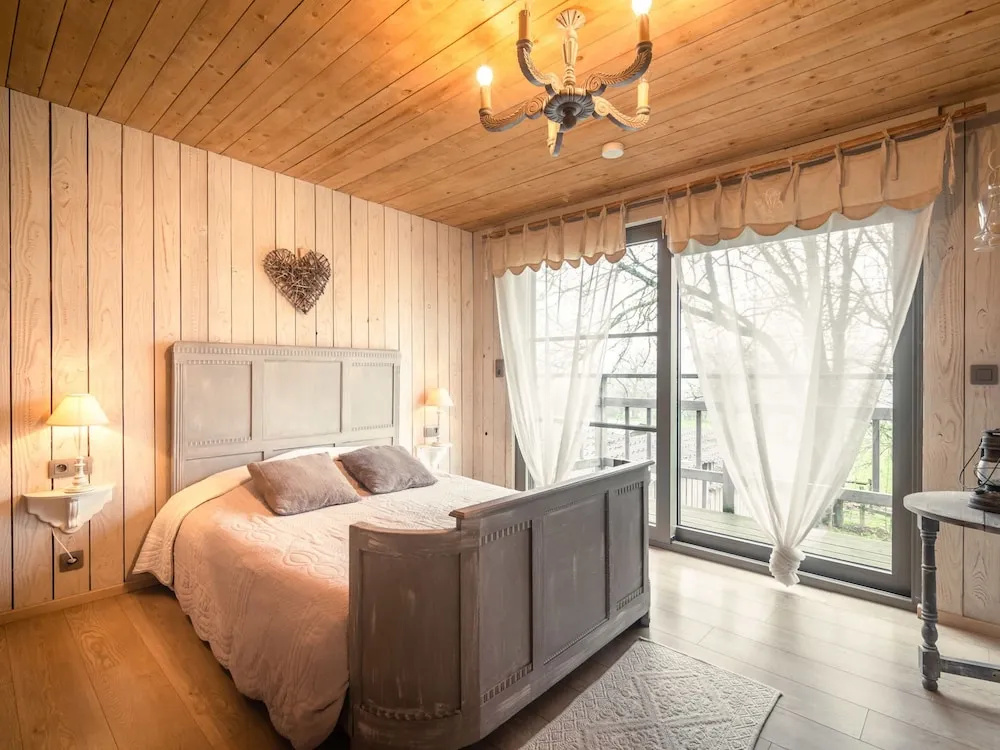 Beautiful Holiday Home with Hot Tub, Sauna & Monumental Fireplace