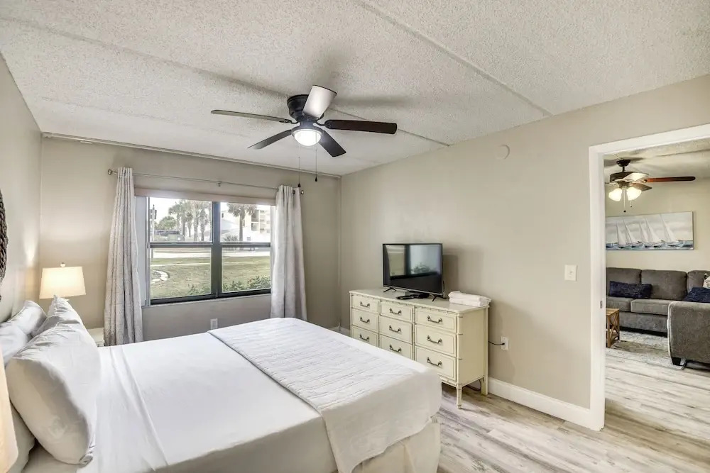 Daytona Condo w/ Community Pool, Walk to Beach!