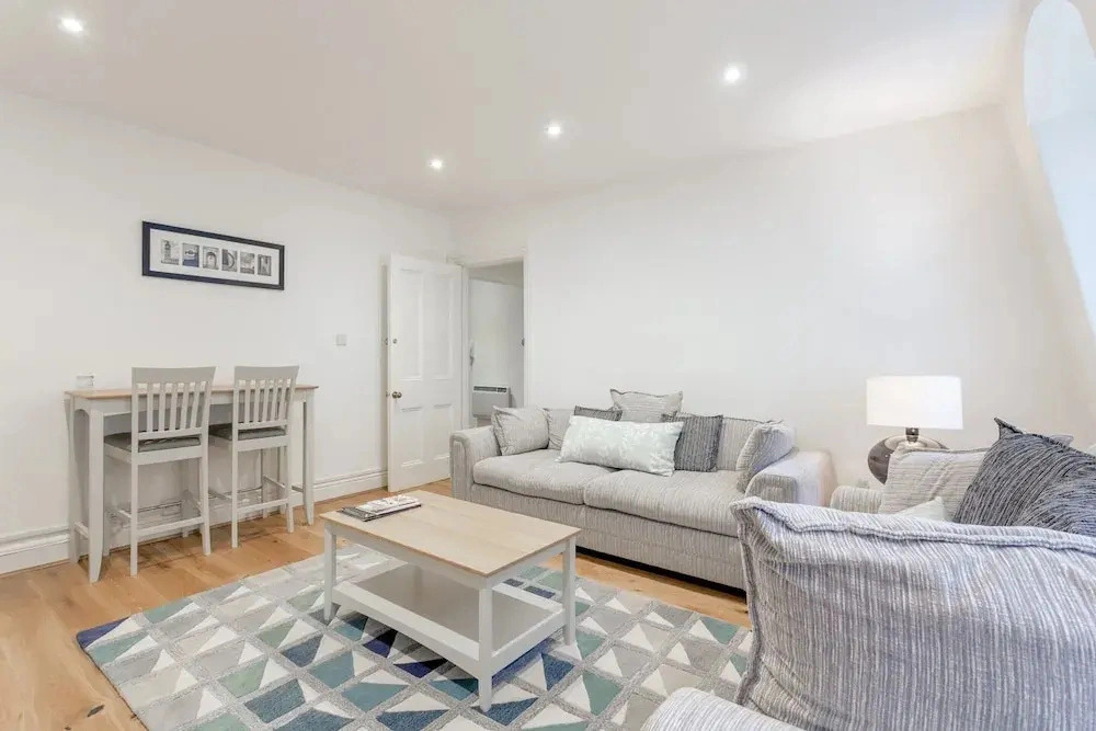 Large & Bright 1 Bed Flat In Piccadilly Circus