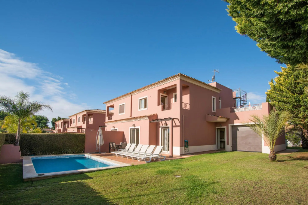 Unique Armação de Pêra Villa by Ideal Homes