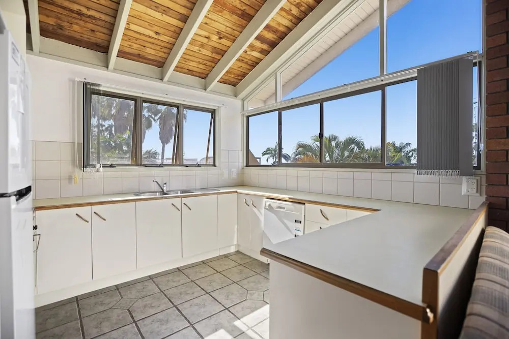 5 Minute Walk to Hastings Street - Unit 9 Descola 6 Noosa Drive