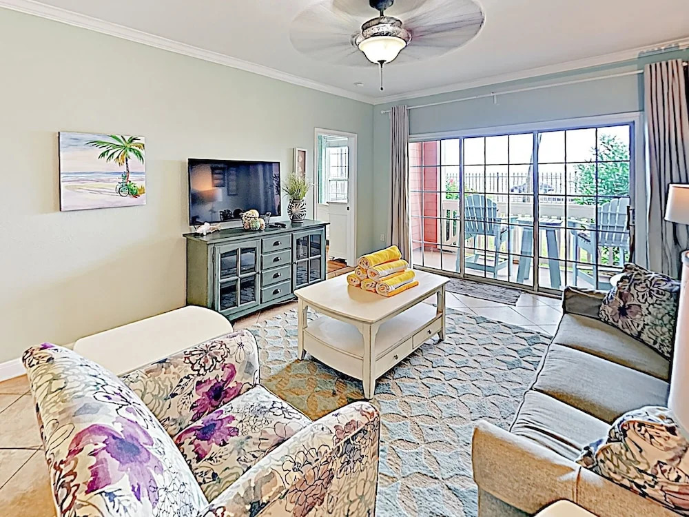 New Listing! Gulf Tropicana - Beach Access & Pools 2 Bedroom Condo