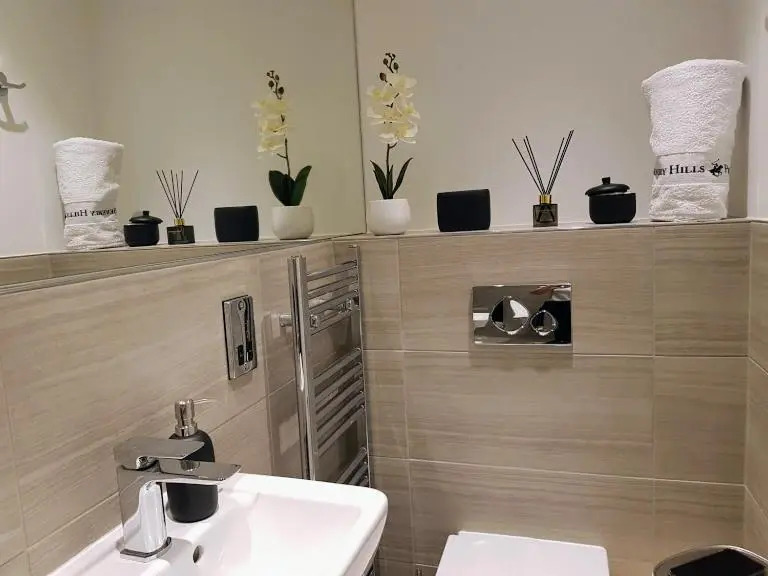 Cocoa Lily - River fronted studio with secure parking