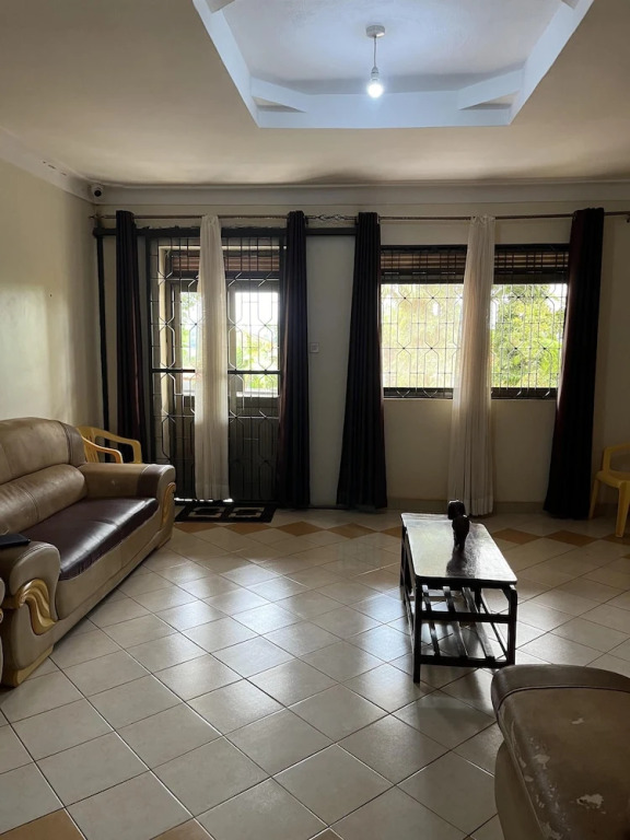 Inviting 3-bed House in Akright City Jennifers