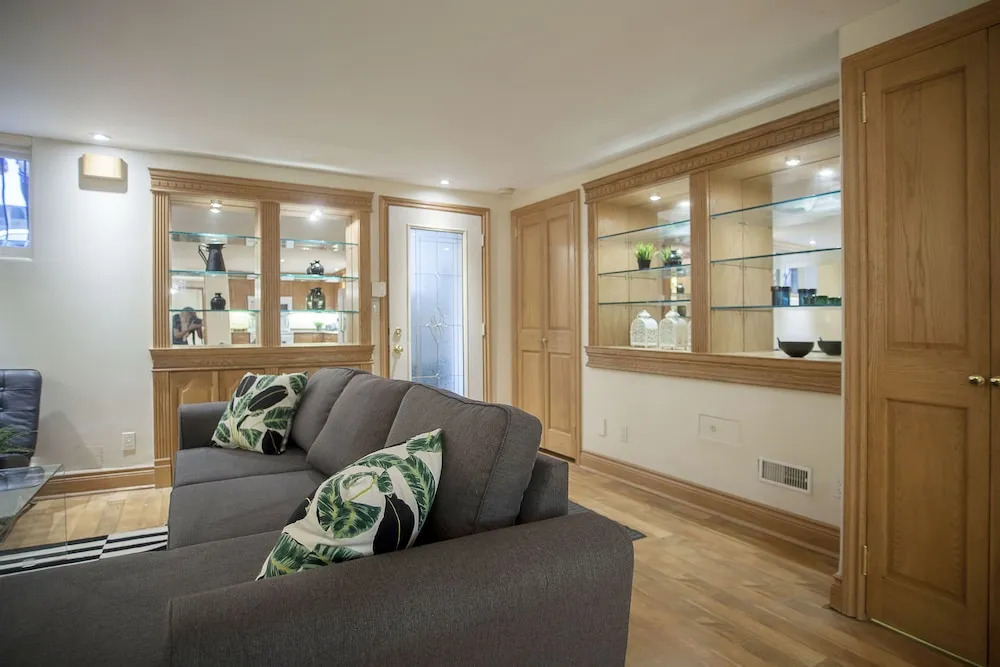 Stunning 1BR Basement Apt - King Size