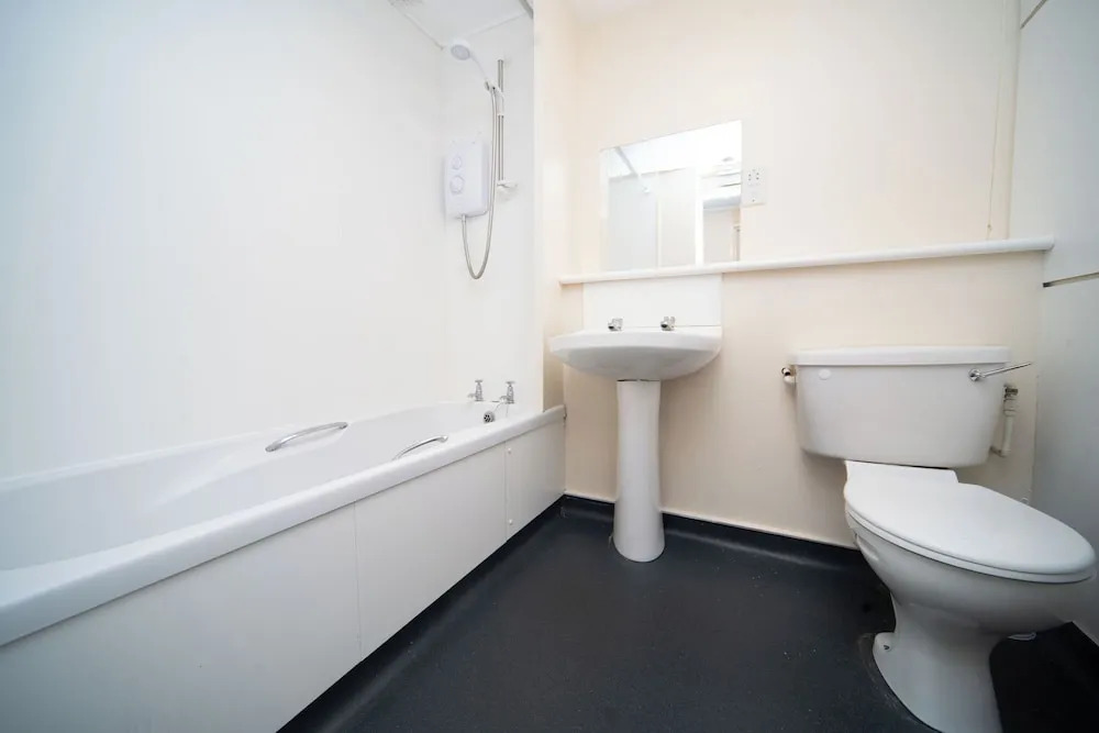 JOIVY Budget 4,5 and 6 bed private flats, in Historic Old Town - Adults Only