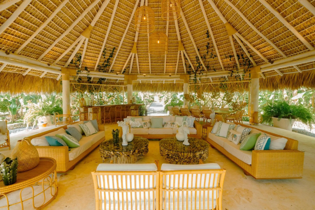 One-of-a-kind Villa With Open Spaces and Amazing Views in Luxury Beach Resort
