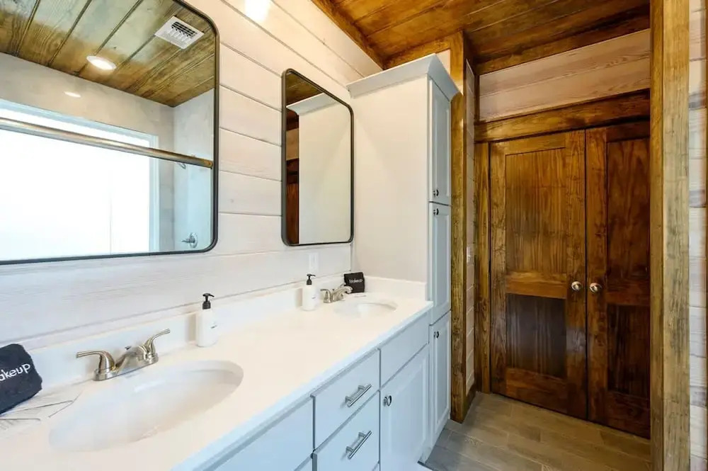 Family-friendly Broken Bow Cabin w spa Game Room