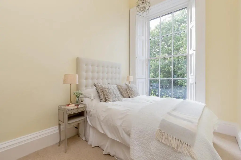 325 - Delightful 2 bedroom apartment situated in typical 18th century square