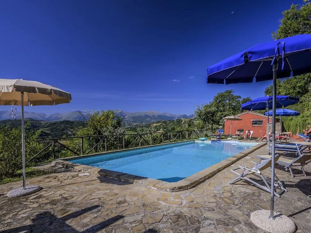 Gorgeous Apartment with Pool near Sibillini Mountains