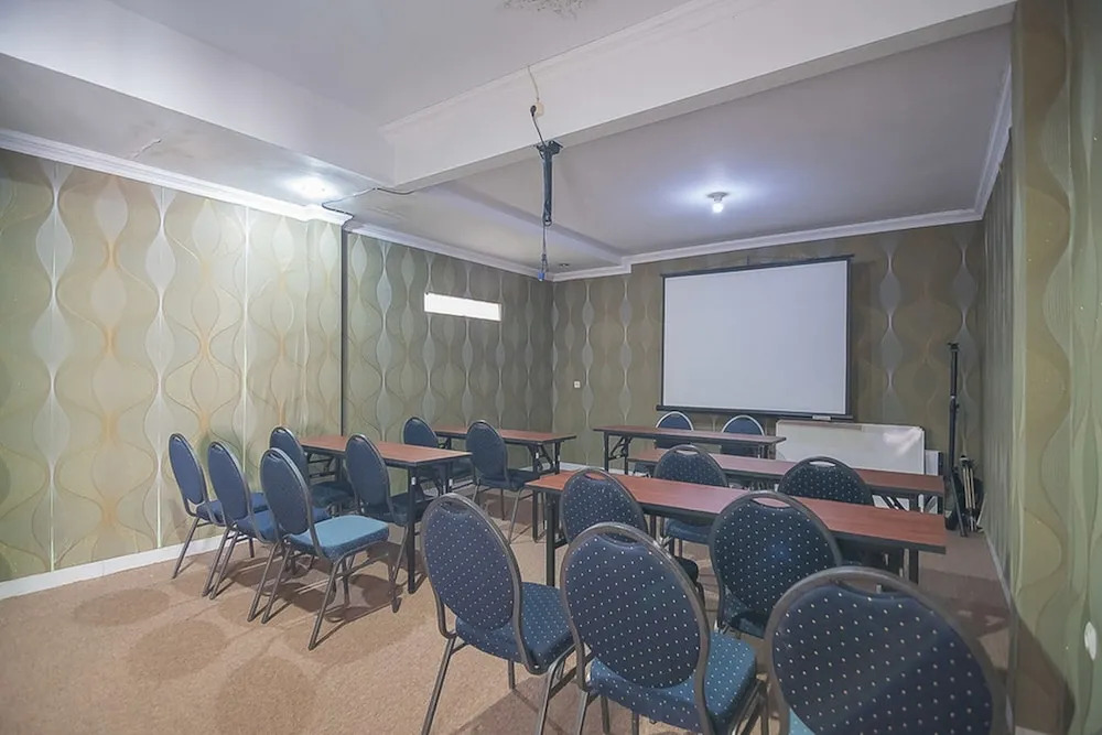 RedDoorz Plus near Alun Alun Kuningan