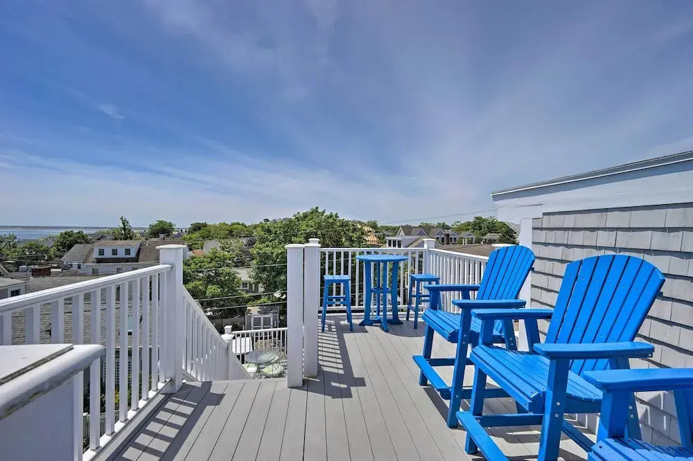 Couples Retreat! Penthouse Near Commercial Street