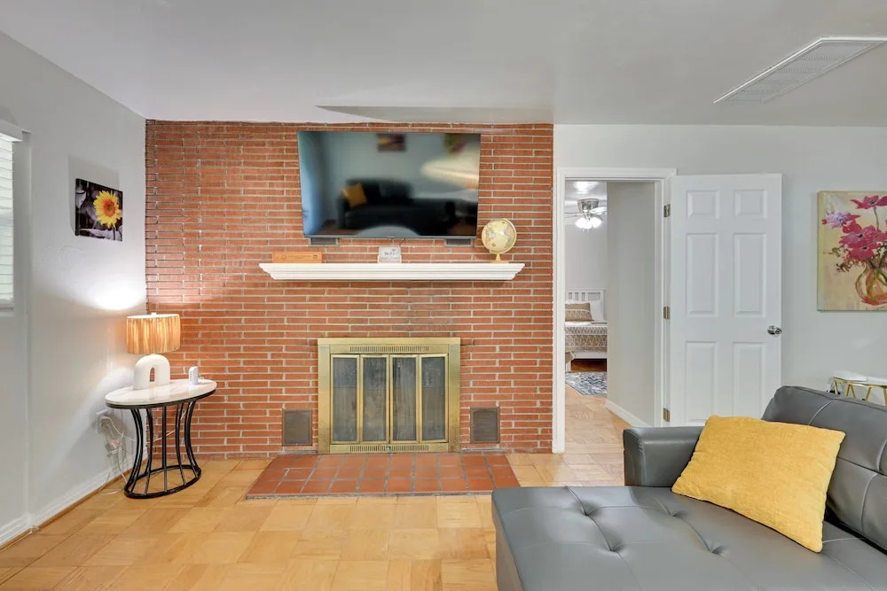7 Mi to Busch Gardens! Family & Pet-friendly Home