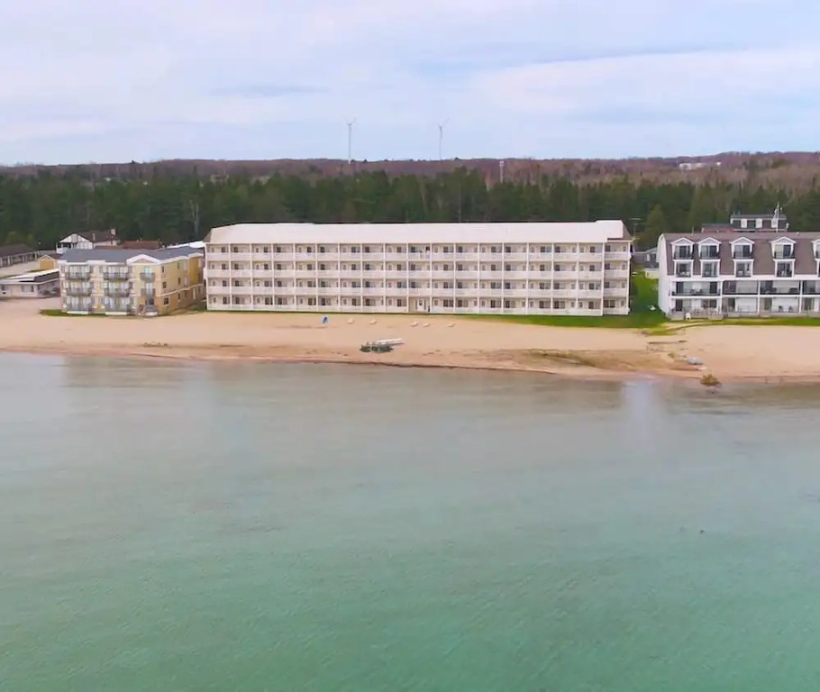 Mackinaw Beach and Bay Inn & Suites