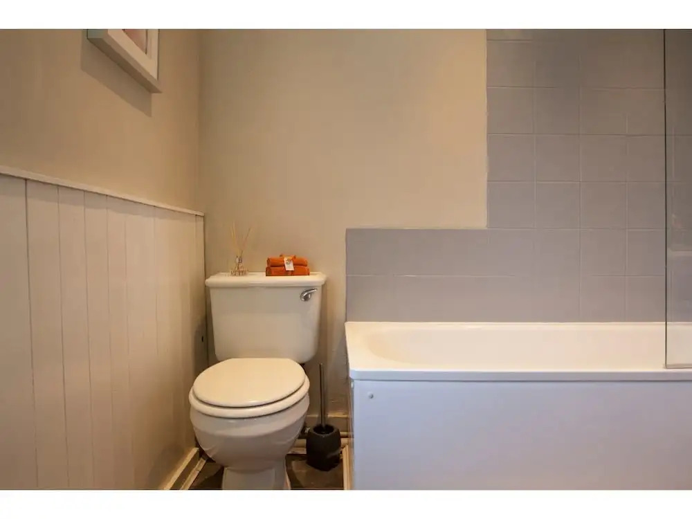 Spacious 3-br House W/conservatory in Greenwich