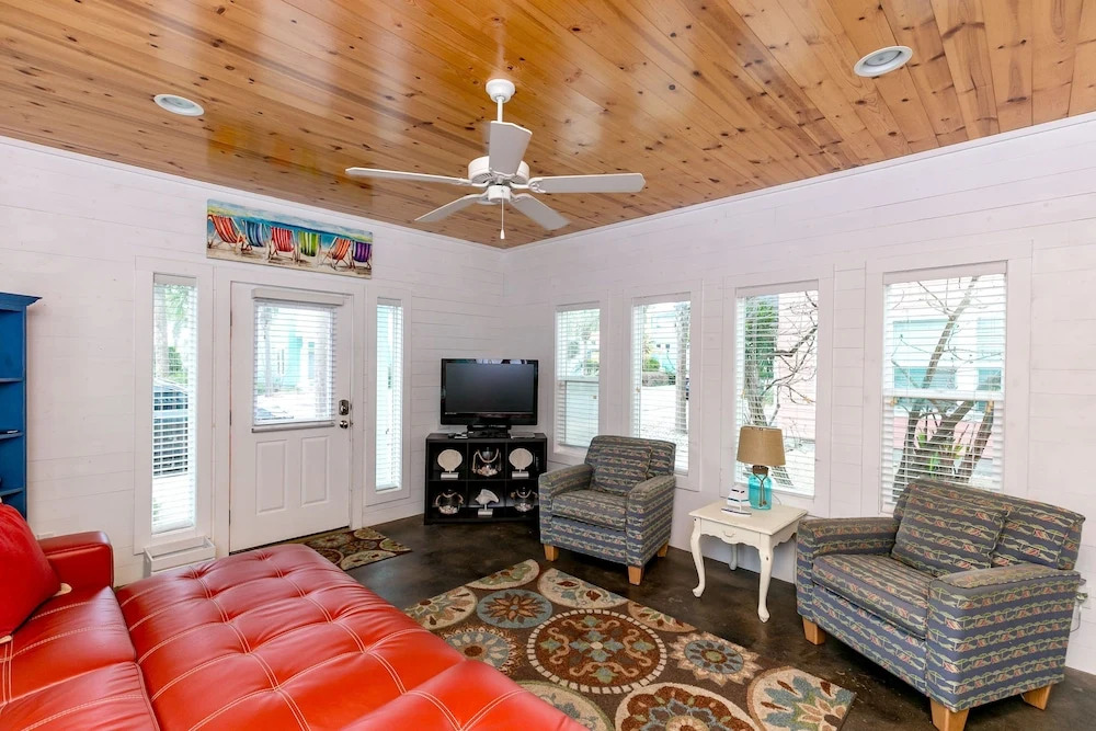 4BR/4.5BA Vibrant House, Village Walk by RedAwning