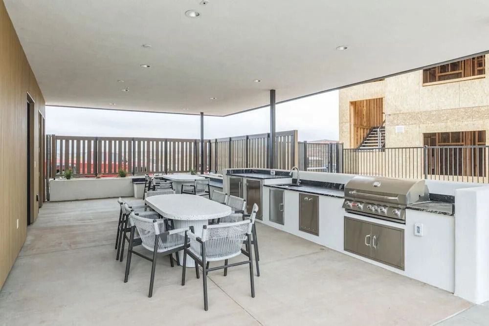 485 Rooftop Hot Tub - Sleeps 24