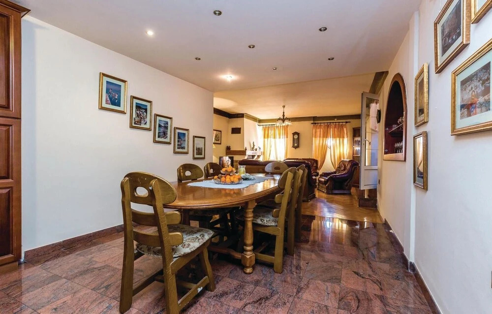 Three-Bedroom Holiday Home In Praputnjak