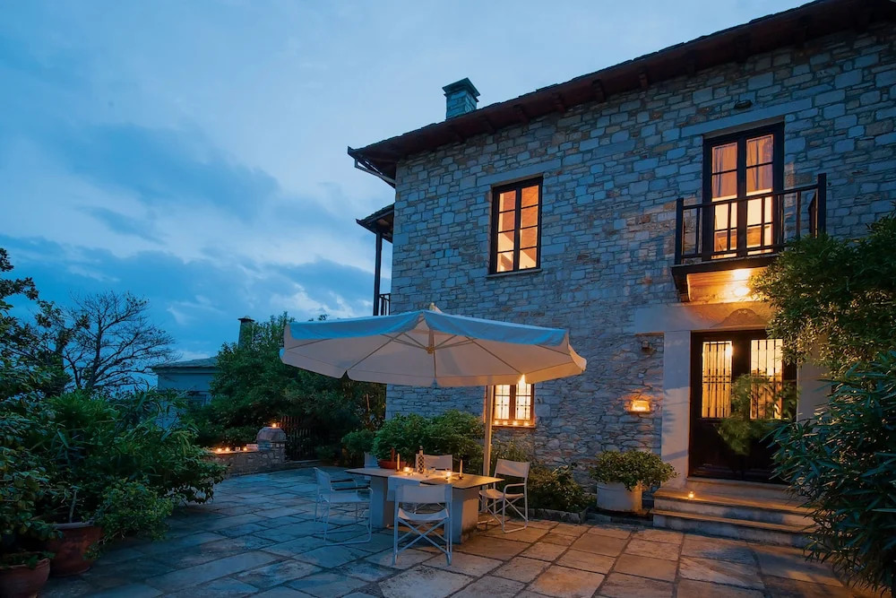 The Fountainhead Historic Chalet by JJ