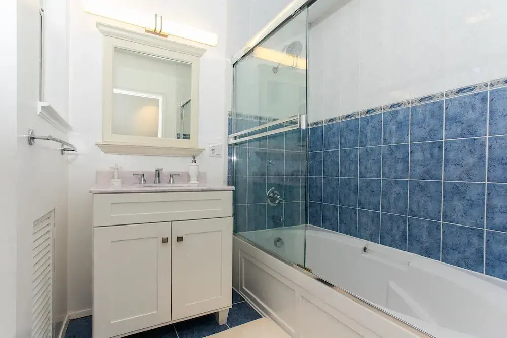 Stylish 2BR Sunset House W Parking by RedAwning
