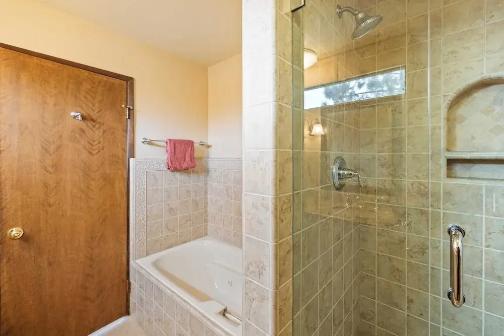 6bdr Group Retreat, Decks w/ Incredible Views Starry Heights by Avantstay