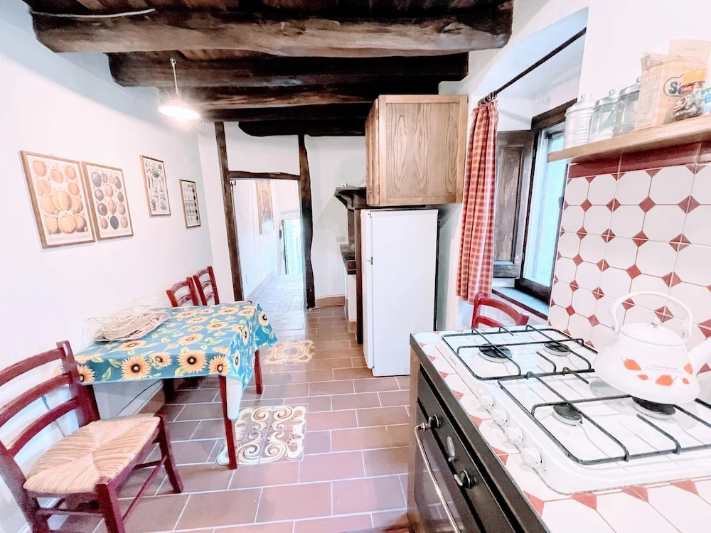 Vicolo - Sleeps 5 With air Con, Wifi, Balcony for Dining and Pool