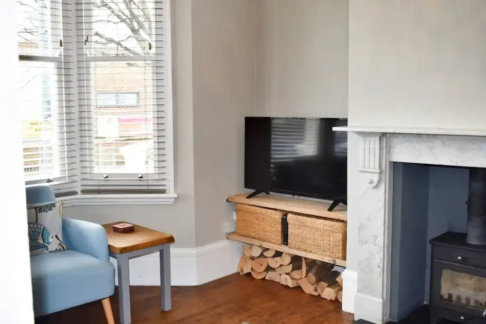 Stylish and Spacious 4 Bedroom Queen's Park House