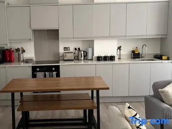 27 Edgewood Mews, London