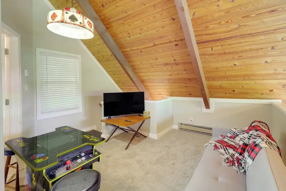 Wooded Retreat w/ Decks & Views in Beech Mountain!