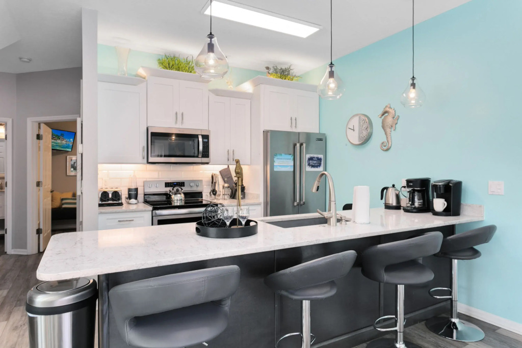 Newly upgraded modern 4BR/3BA private pool TH, Four Corners
