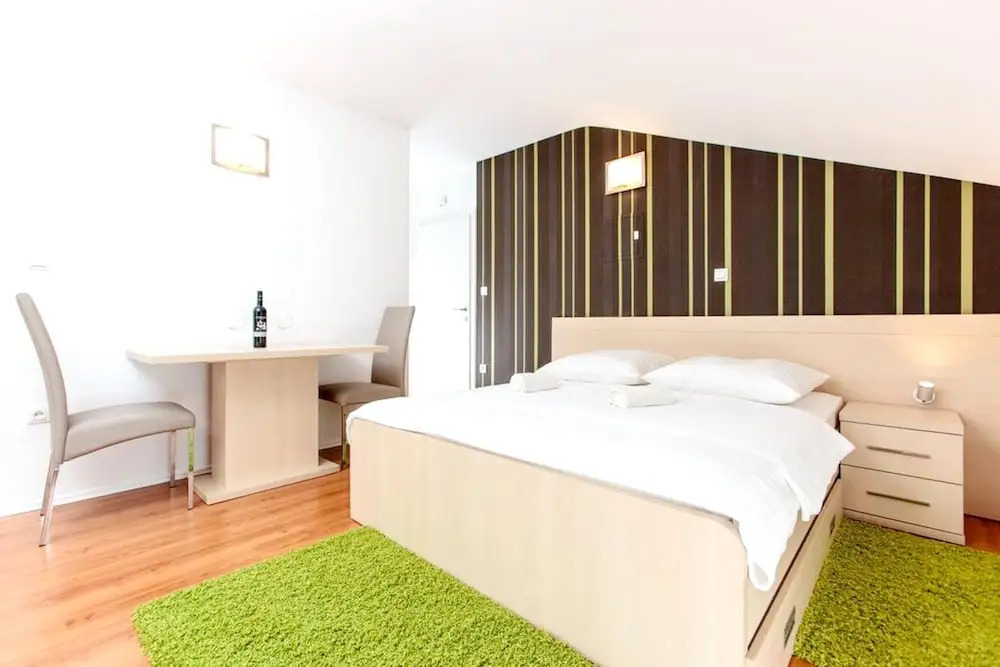 Studio in Podstrana, With Wonderful Mountain View, Enclosed Garden and
